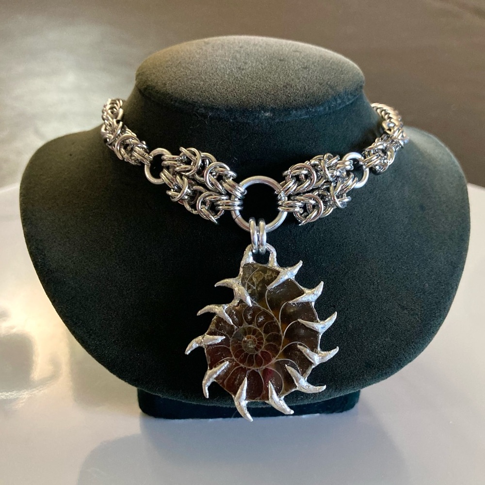 Genuine ammonite fossil shell with spikes on maille silver boho choker necklace - Picture 9 of 13
